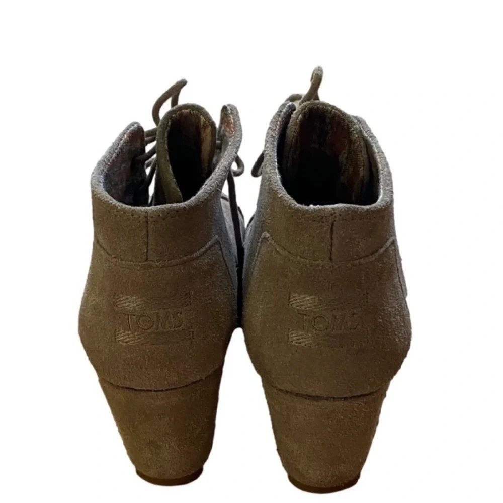 Tom’s taupe beige suede lace up wedge shoes booties sneakers 6